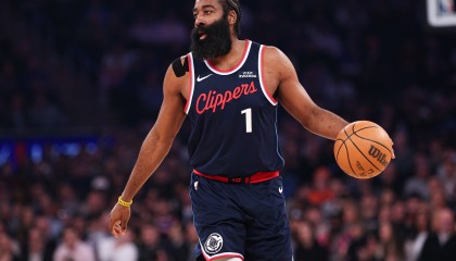 开云体育官网-加时赛独得8分！哈登27中10拿下31分2板10助1断1帽